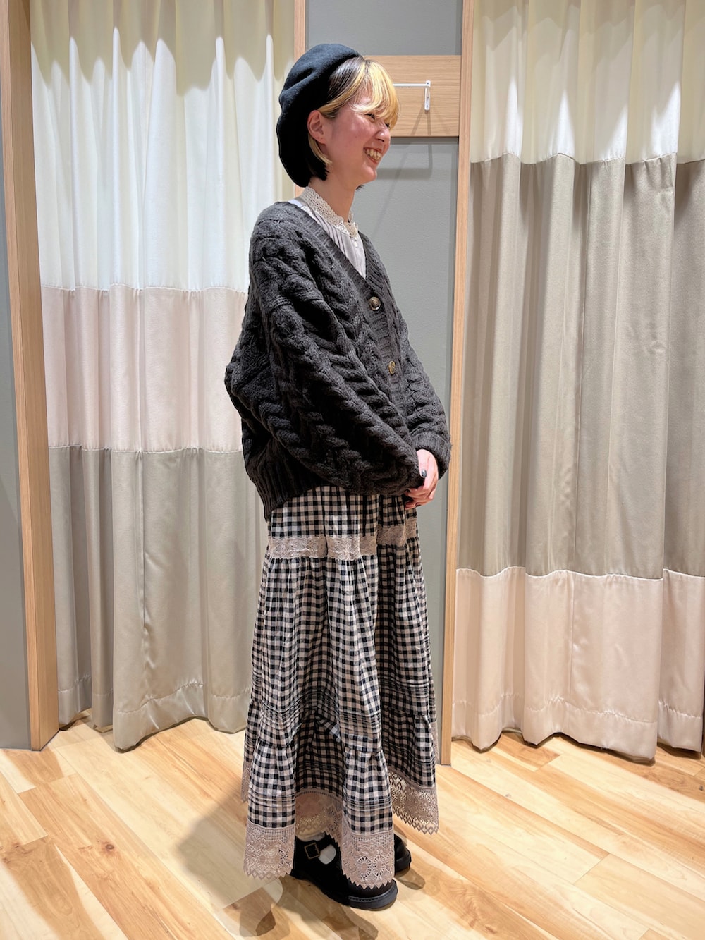 グレー系のカーディガン/ボレロ、グレー系のスカート、ブラック系のその他シューズを着用したレディースの冬コーディネートの2枚目の写真