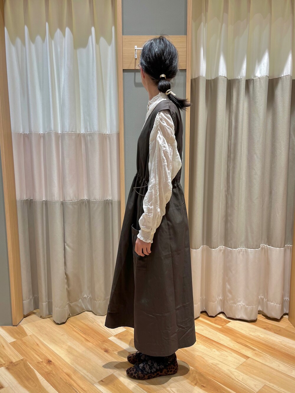 ブラウン系のワンピース、ホワイト系のシャツ/ブラウスを着用したレディースの冬コーディネートの4枚目の写真