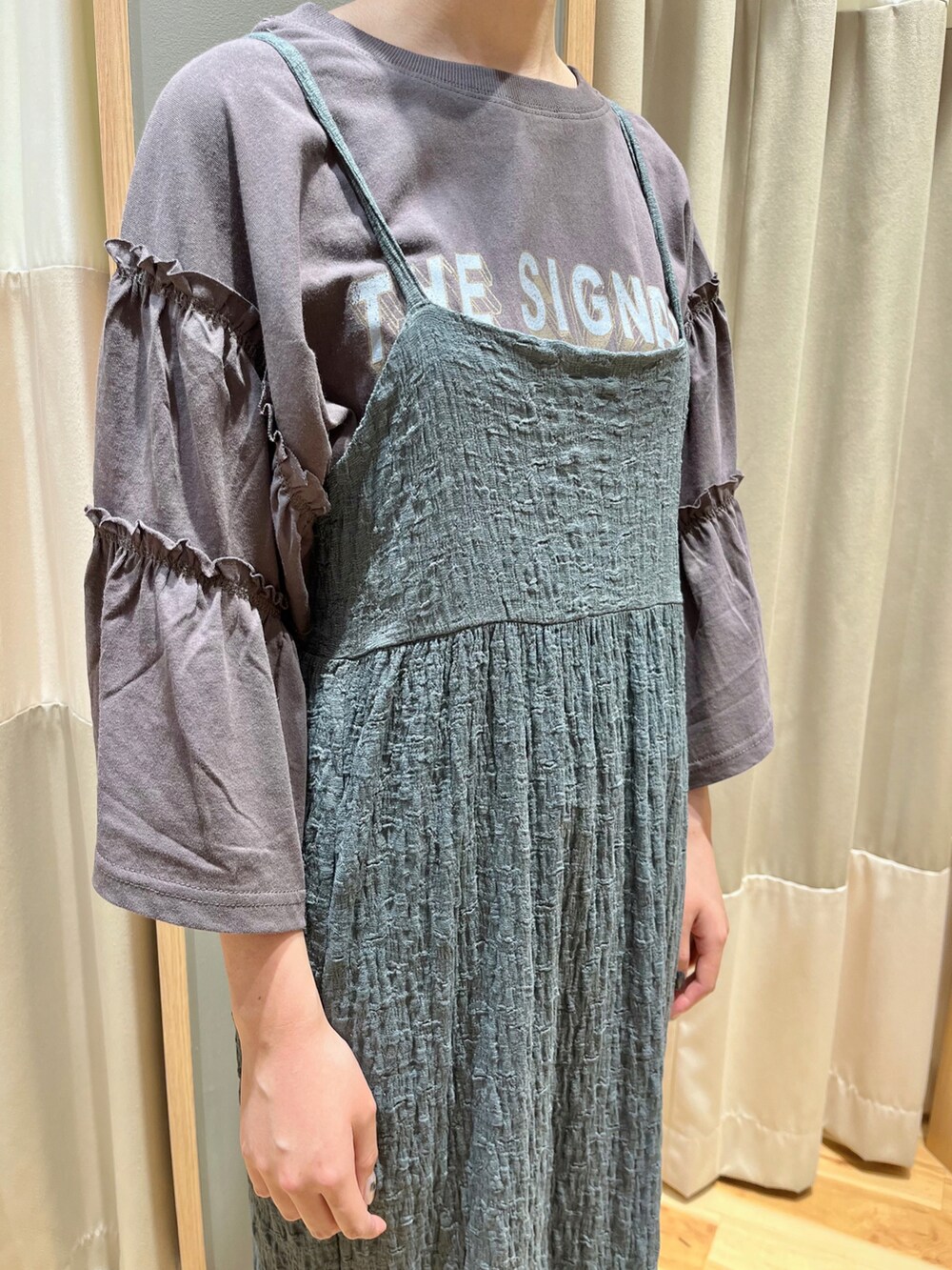 ブルー系のワンピース、グレー系のTシャツ/カットソーを着用したレディースの秋コーディネートの5枚目の写真