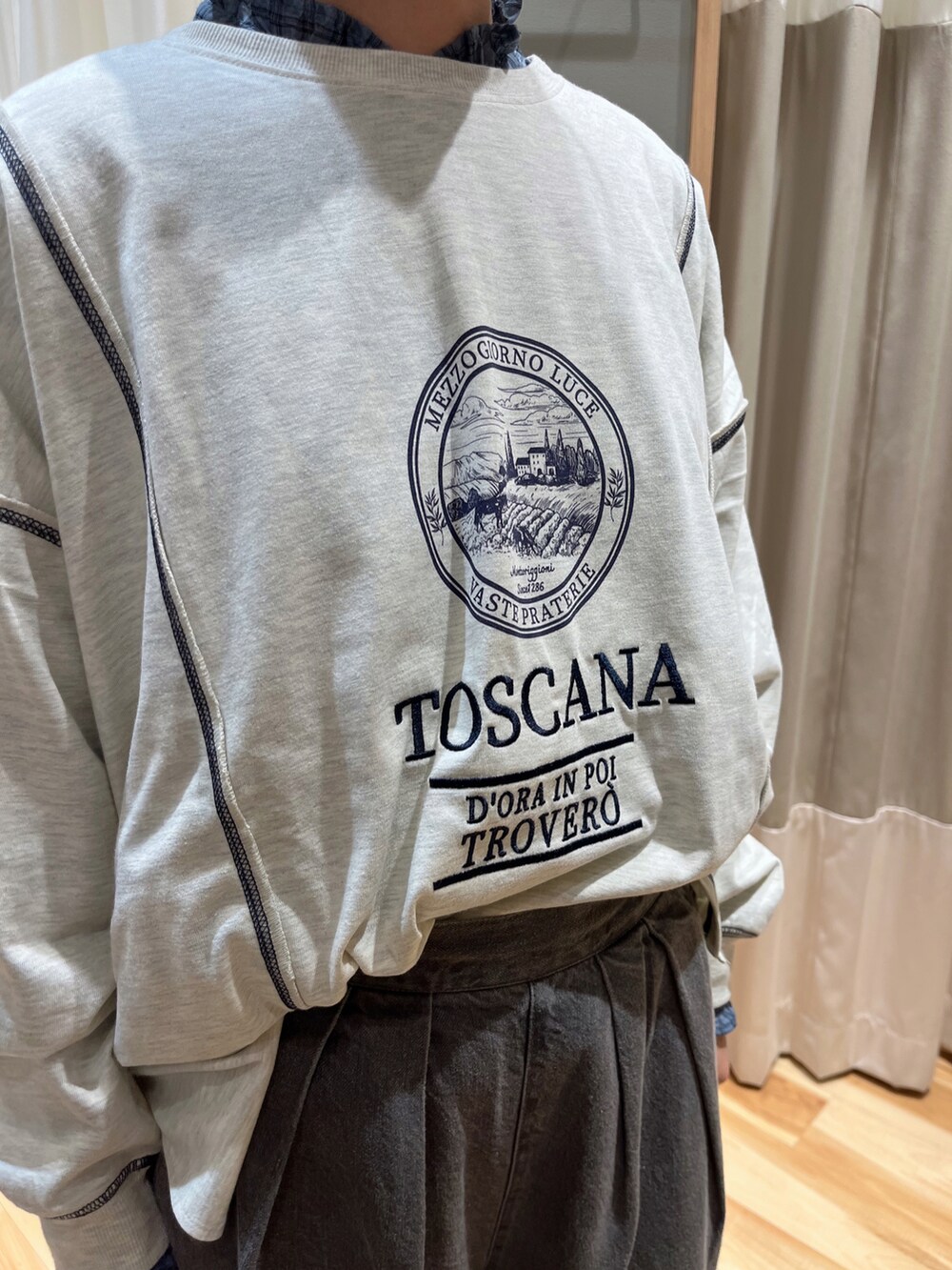 ホワイト系のTシャツ/カットソー、グレー系のデニムパンツ、ブルー系のシャツ/ブラウスを着用したレディースの秋コーディネートの5枚目の写真