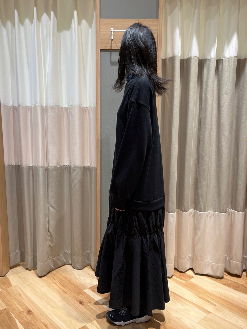 ブラック系のワンピース、ブルー系のTシャツ/カットソーを着用したレディースの冬コーディネートの4枚目の写真