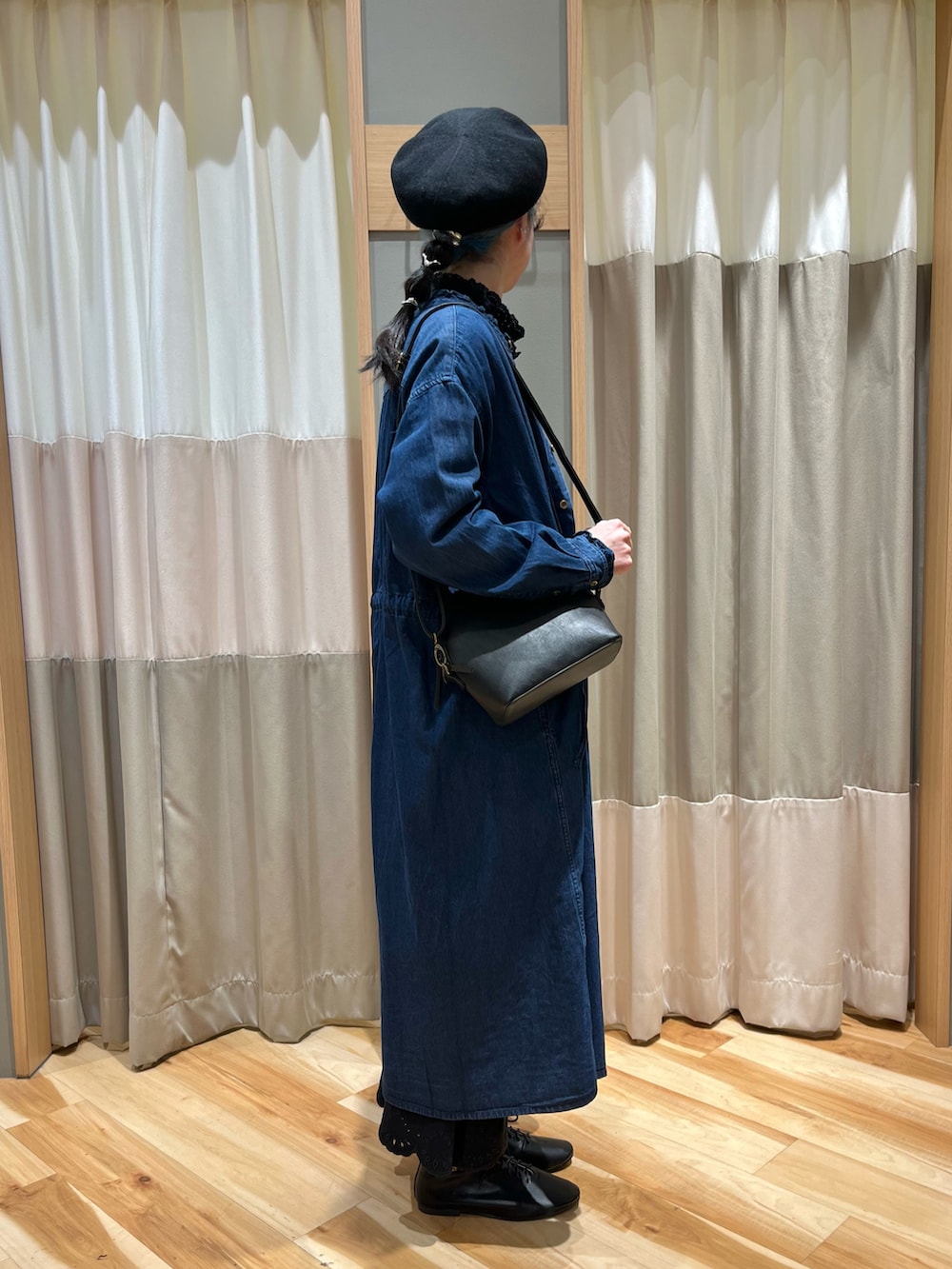 ブラック系のシャツ/ブラウス、ブラック系のその他パンツ、ブルー系のワンピースを着用したレディースの冬コーディネートの2枚目の写真