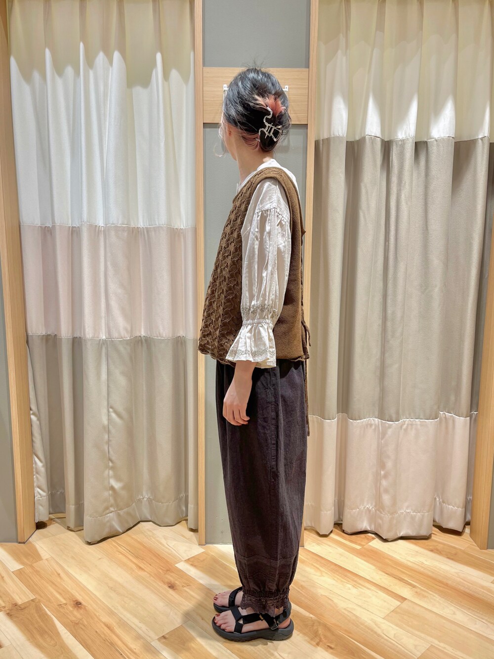 ブラウン系のベスト、ホワイト系のシャツ/ブラウス、ブラック系のその他パンツを着用したレディースの秋コーディネートの4枚目の写真