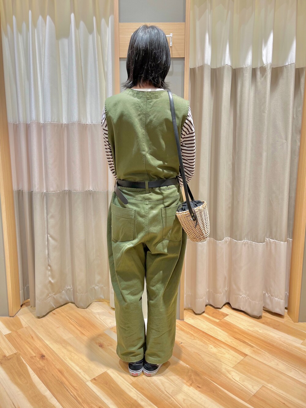 ベージュ系のバッグ、グリーン系のその他パンツ、ホワイト系のTシャツ/カットソーを着用したレディースの春コーディネートの4枚目の写真