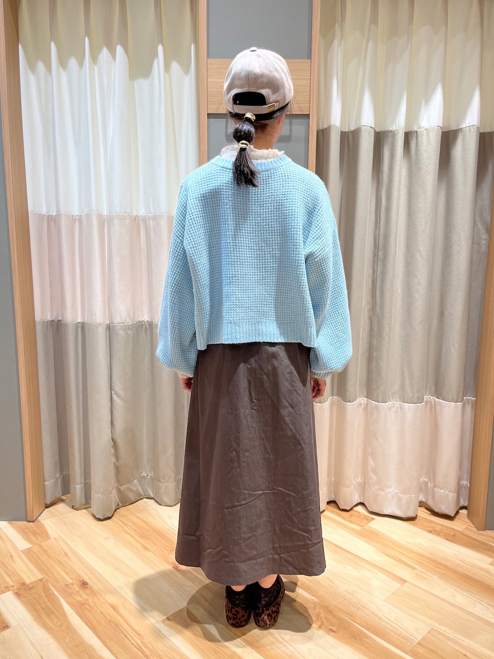 ブラウン系のワンピース、ホワイト系のシャツ/ブラウス、ホワイト系のハットを着用したレディースの冬コーディネートの3枚目の写真