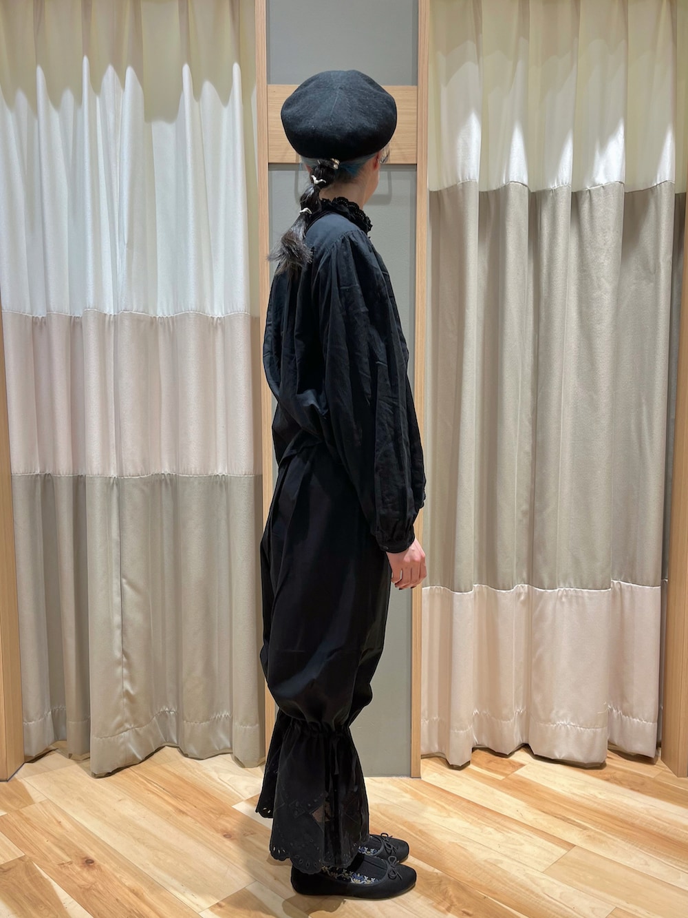 ブラック系のシャツ/ブラウス、ブラック系のその他パンツを着用したレディースの冬コーディネートの2枚目の写真