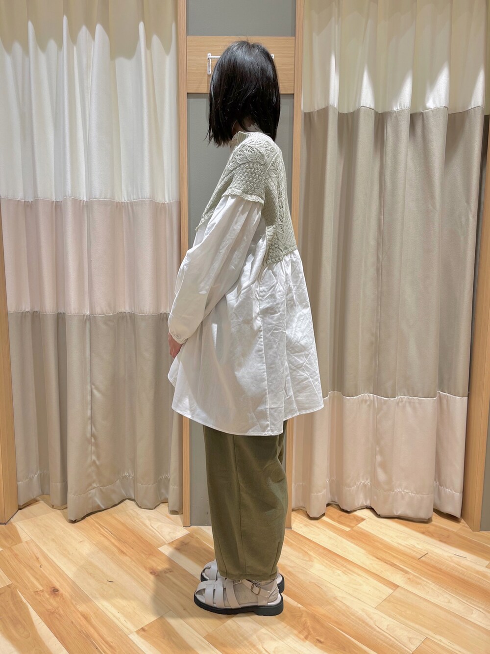 グリーン系のチュニック、ホワイト系のTシャツ/カットソー、グリーン系のその他パンツを着用したレディースの春コーディネートの4枚目の写真