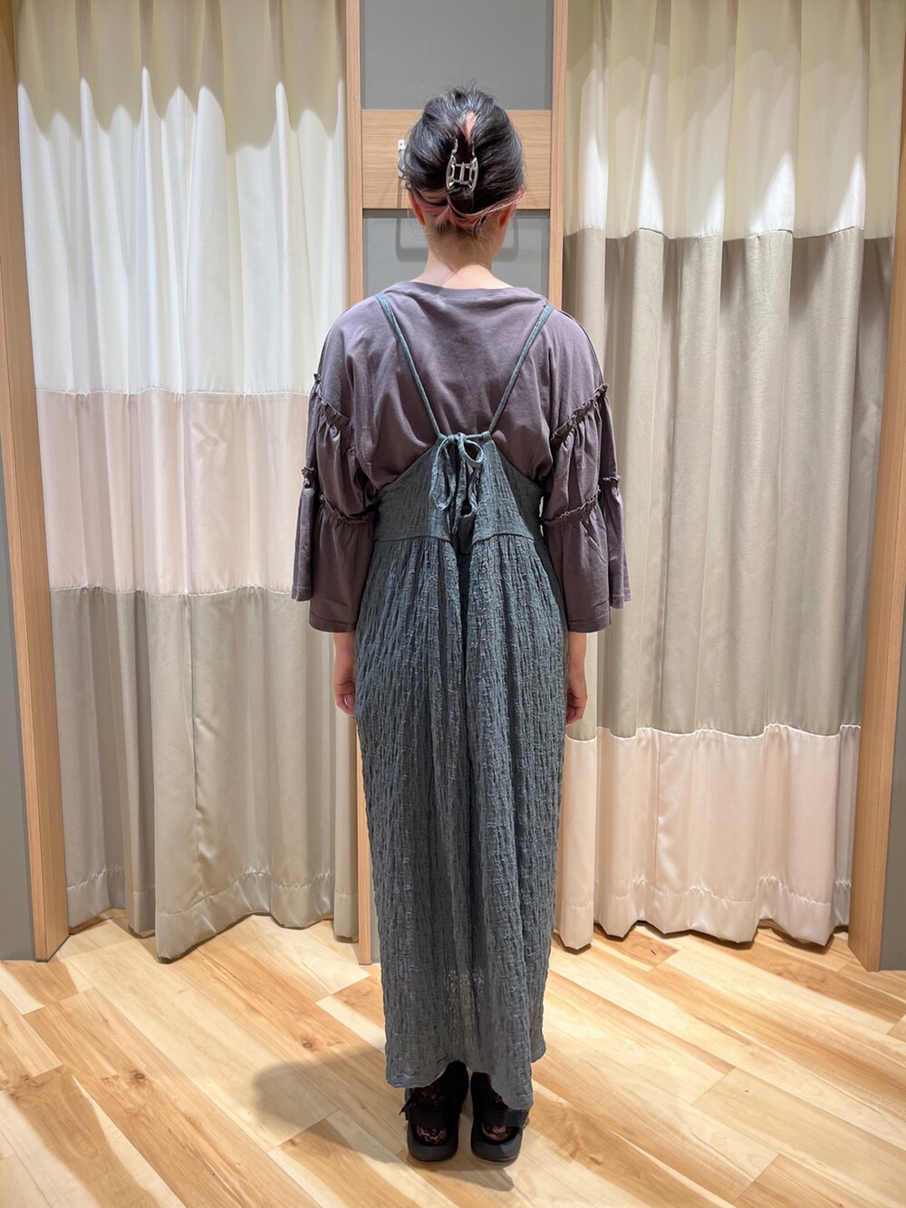 ブルー系のワンピース、グレー系のTシャツ/カットソーを着用したレディースの秋コーディネートの3枚目の写真