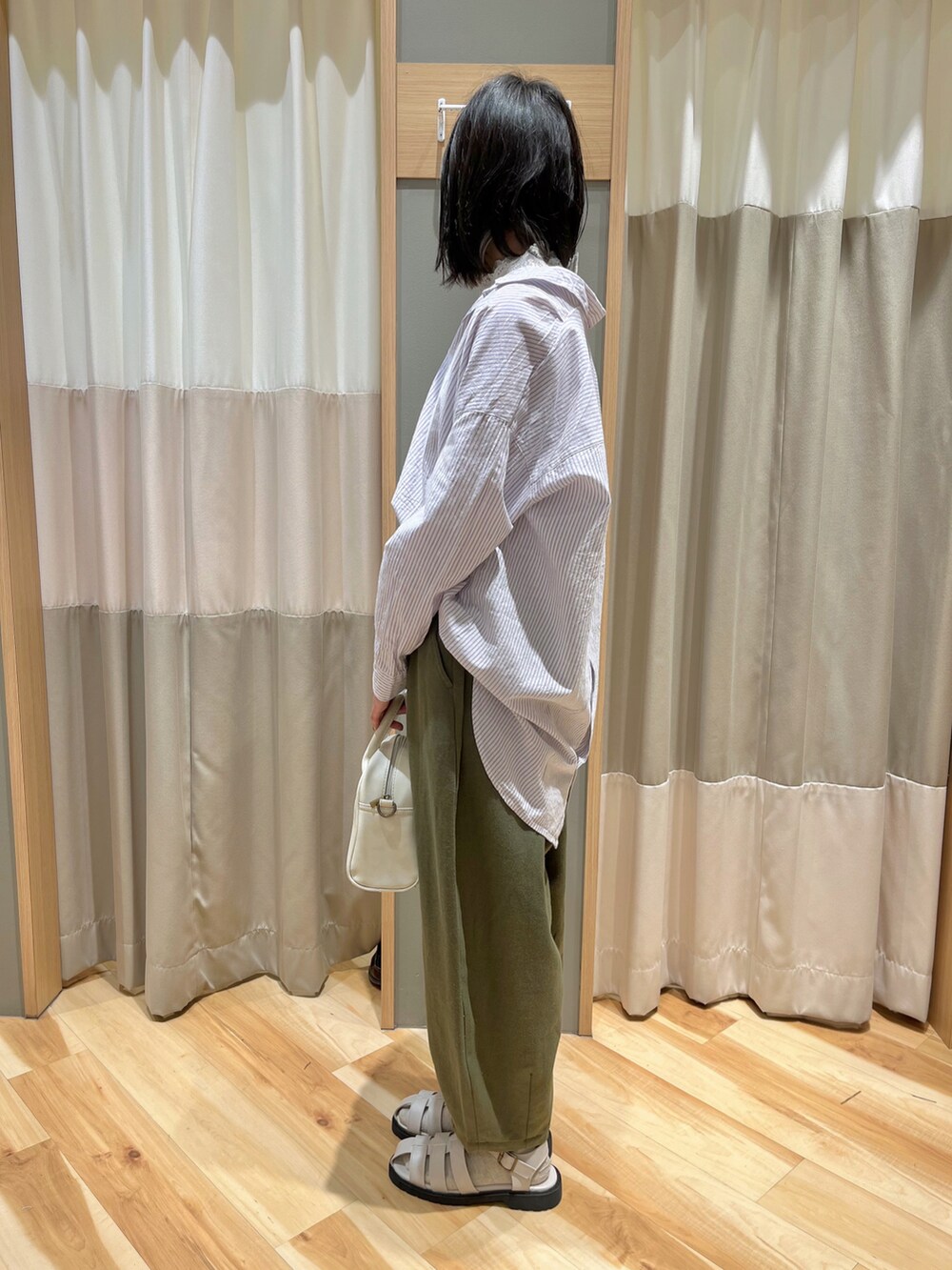 「SM2、Samansa Mos2、お出かけコーデ、大人カジュアル、ナチュラル、初夏コーデ、スキッパーシャツ、スタンドネック、裾タック、サンダル、サンダルに靴下」｜「Samansa Mos2の裾タックパンツ（その他パンツ、グリーン系）」を使った、kahoさん（レディース・161cm）の春コーディネートの4枚目の写真