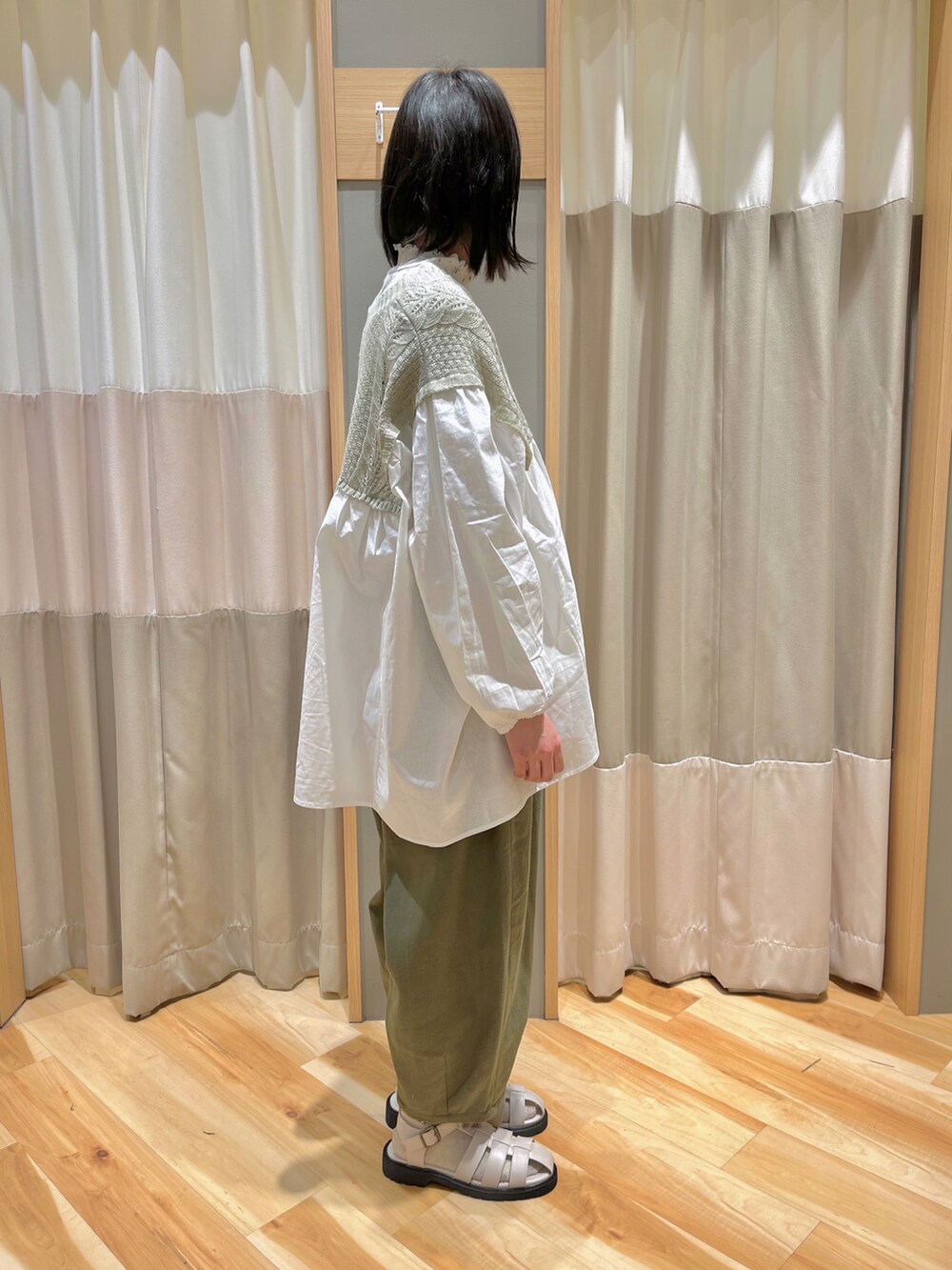 グリーン系のチュニック、ホワイト系のTシャツ/カットソー、グリーン系のその他パンツを着用したレディースの春コーディネートの2枚目の写真