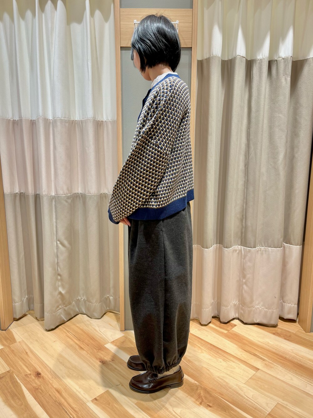 ブルー系のカーディガン/ボレロを着用したレディースの春コーディネートの3枚目の写真