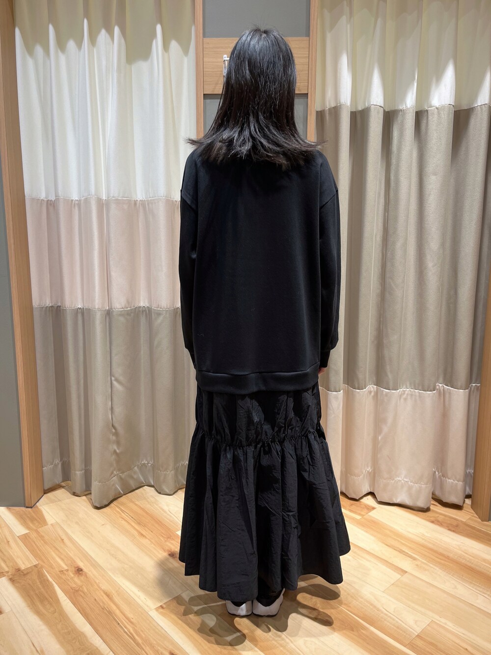 ブラック系のワンピース、ブルー系のTシャツ/カットソーを着用したレディースの冬コーディネートの3枚目の写真