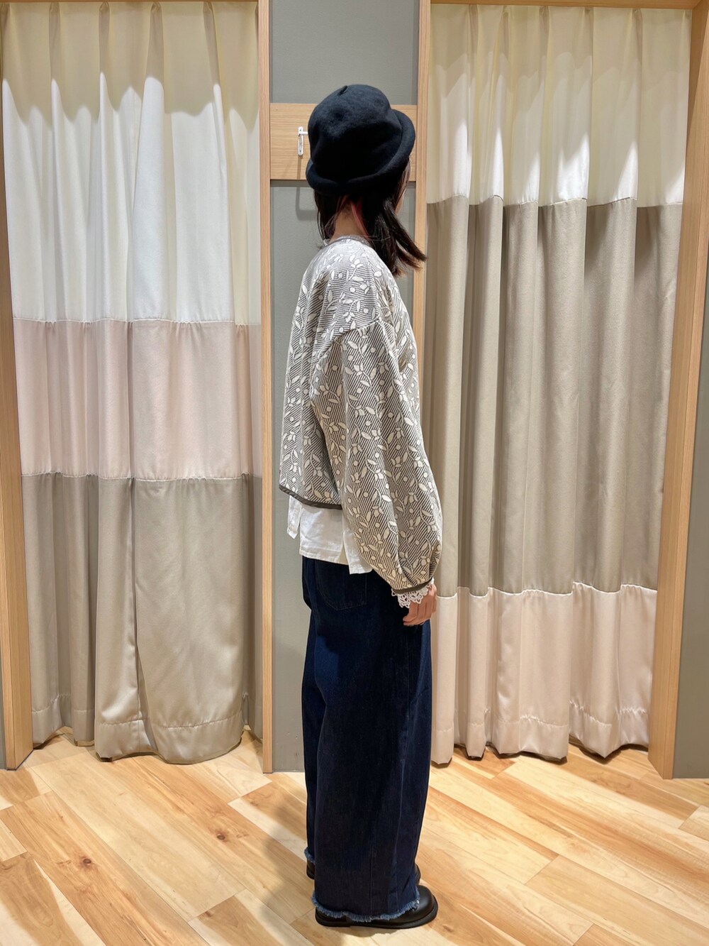 ベージュ系のノーカラージャケット、ホワイト系のシャツ/ブラウス、ブルー系のデニムパンツを着用したレディースの秋コーディネートの2枚目の写真