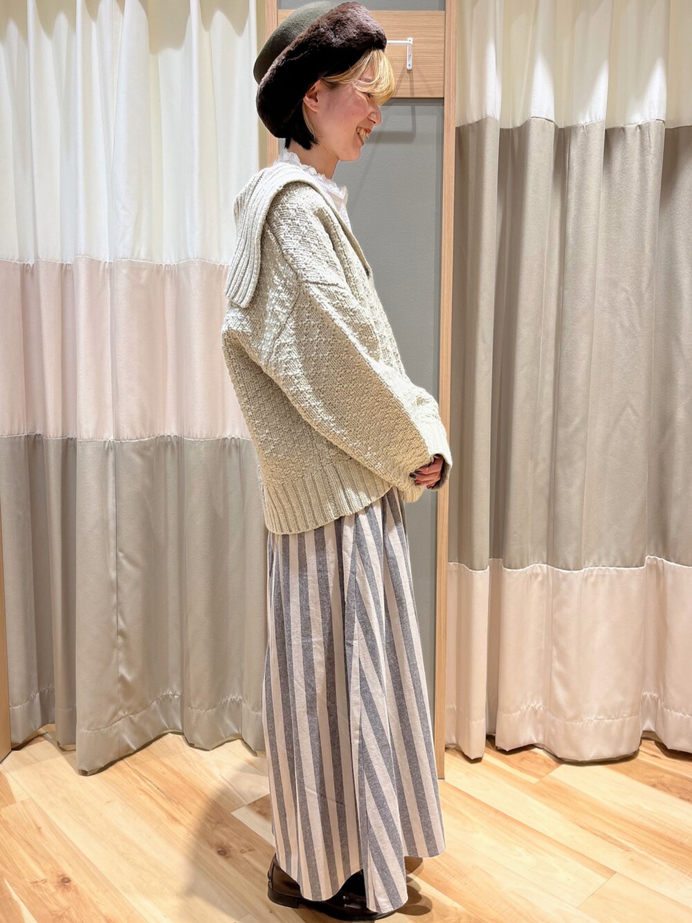 ホワイト系のシャツ/ブラウス、グレー系のその他パンツ、ブラウン系のハットを着用したレディースの春コーディネートの2枚目の写真