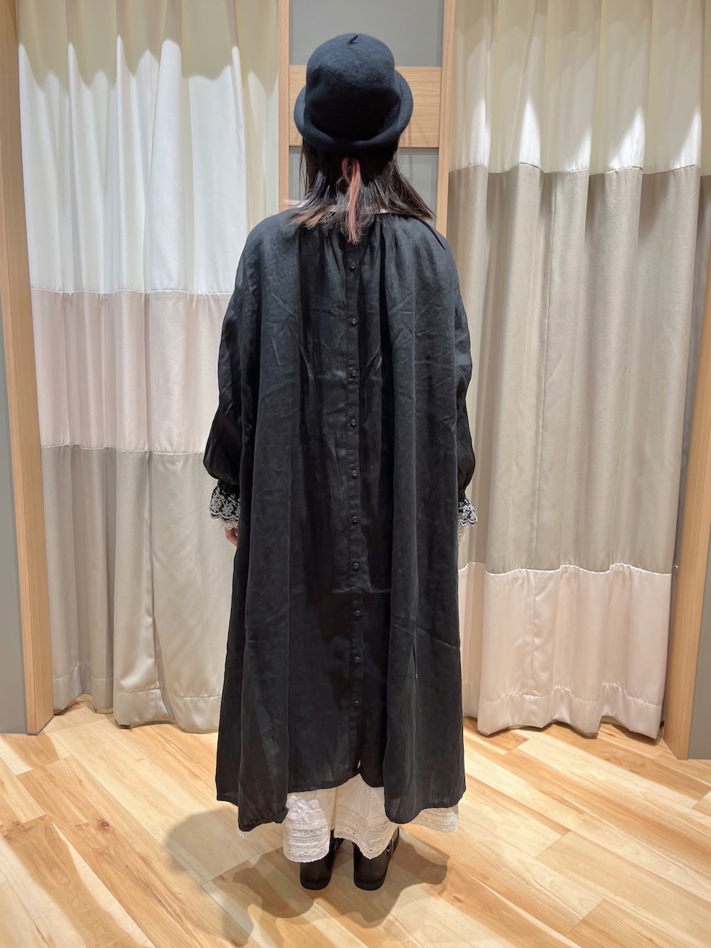 ブラック系のワンピース/ドレス、ホワイト系のシャツ/ブラウス、ホワイト系のその他パンツを着用したレディースの秋コーディネートの3枚目の写真