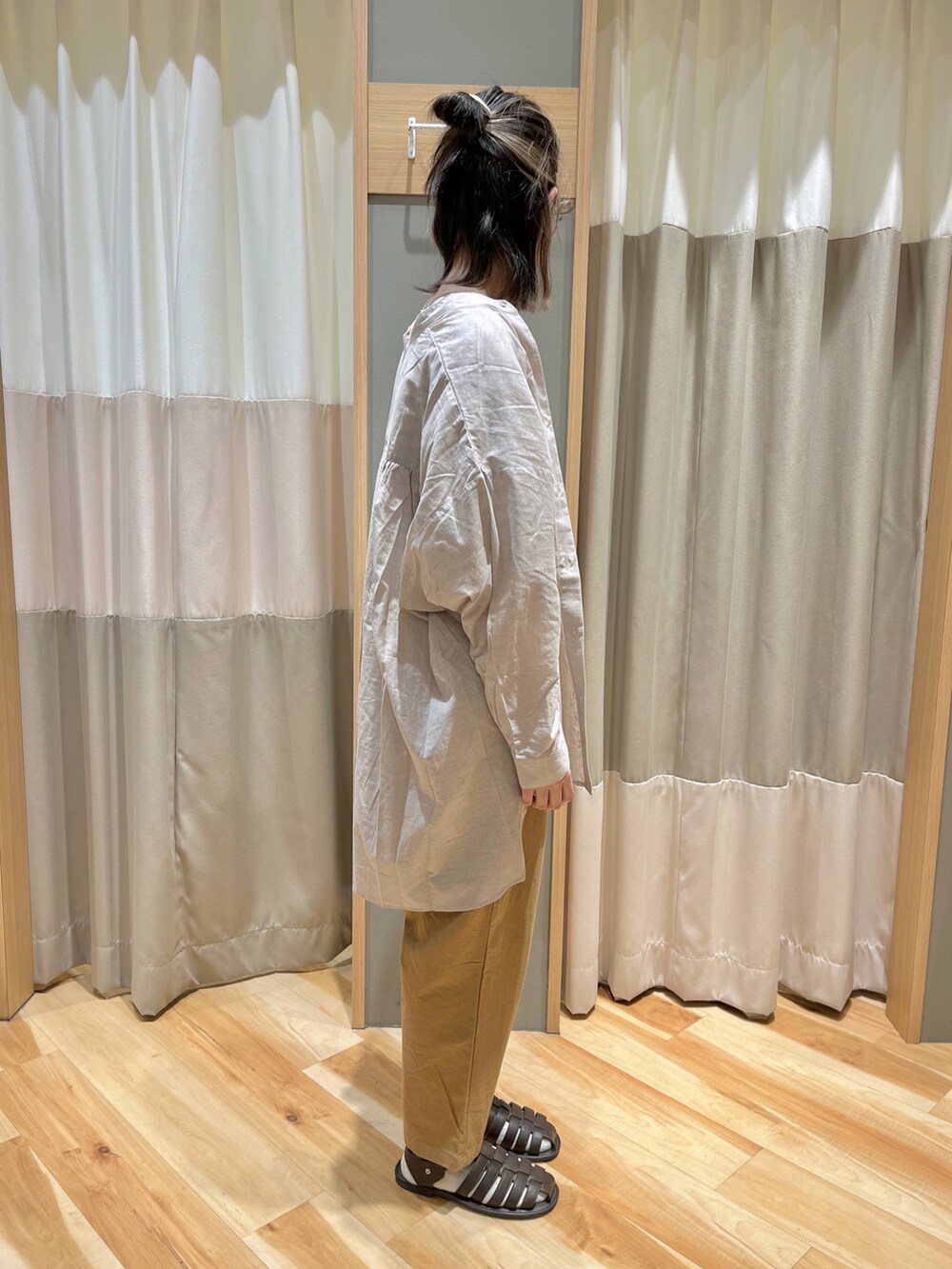 ベージュ系のTシャツ/カットソー、ベージュ系のシャツ/ブラウス、ベージュ系のその他パンツを着用したレディースの夏コーディネートの2枚目の写真