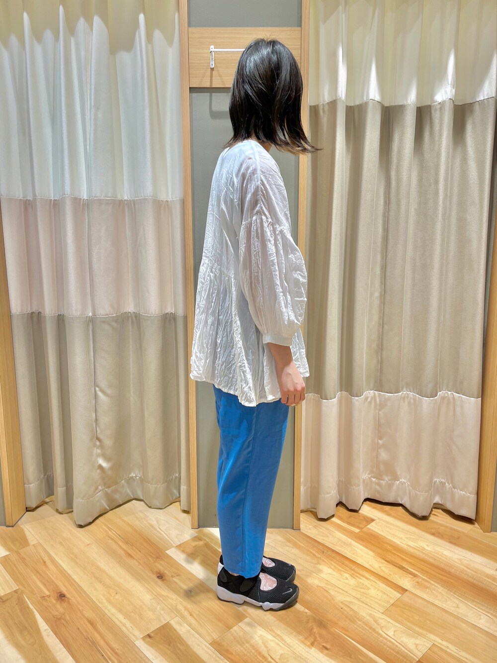 ホワイト系のシャツ/ブラウス、ホワイト系のタンクトップ、ブルー系のその他パンツを着用したレディースの夏コーディネートの2枚目の写真