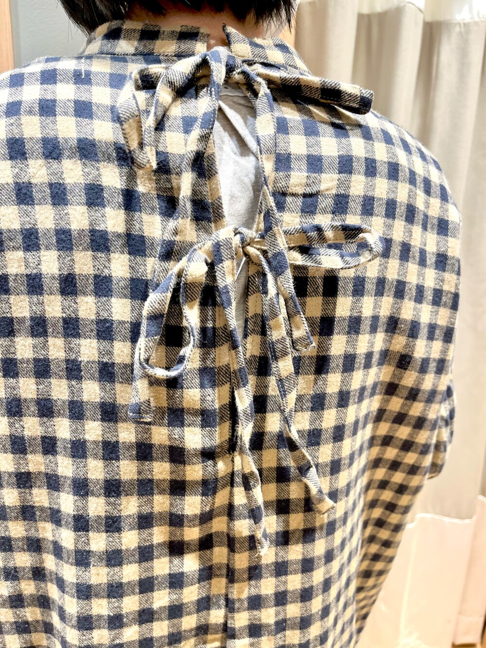 ベージュ系のワンピース/ドレスを着用したレディースの春コーディネートの4枚目の写真