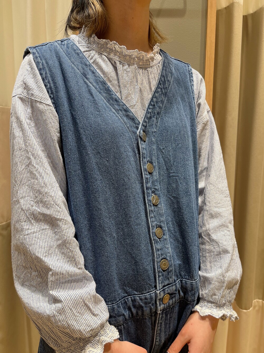 ブルー系のサロペット/オーバーオール、ブルー系のシャツ/ブラウス、ホワイト系のハンドバッグを着用したレディースの春コーディネートの5枚目の写真