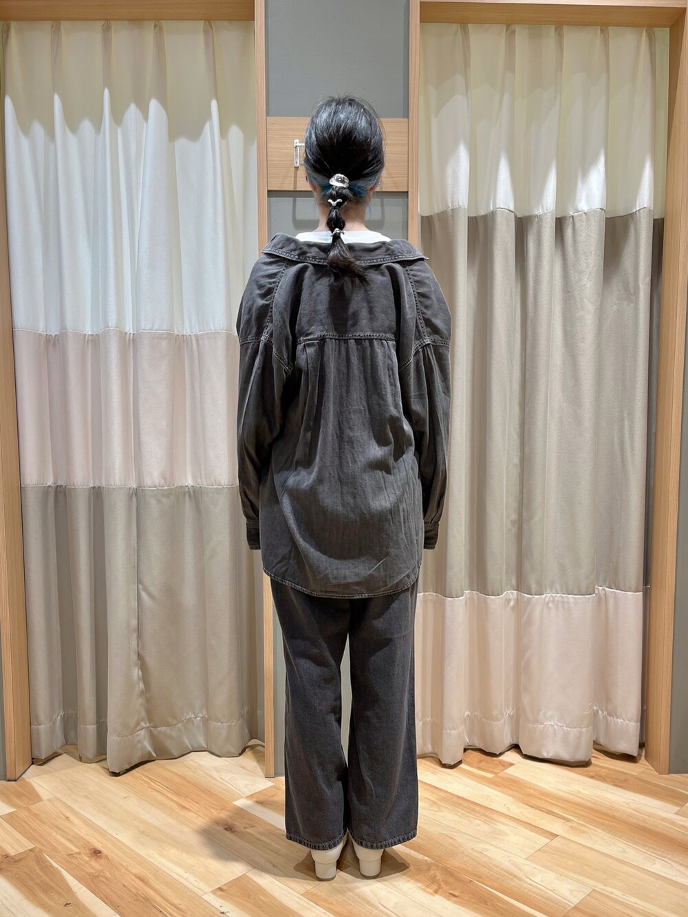 グレー系のその他パンツ、グレー系のシャツ/ブラウス、ホワイト系のTシャツ/カットソーを着用したレディースの春コーディネートの3枚目の写真