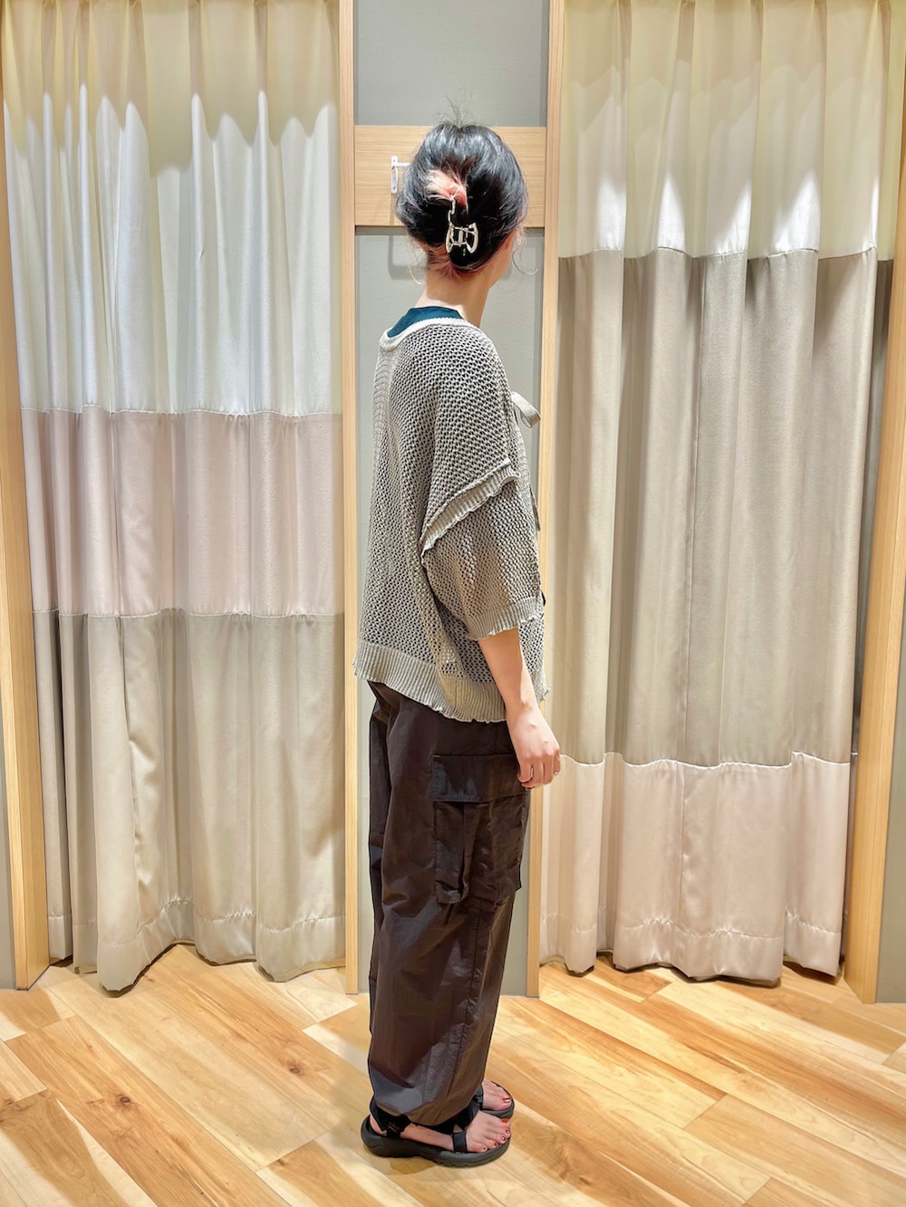 グレー系のカーディガン/ボレロ、グリーン系のTシャツ/カットソー、グレー系のカーゴパンツを着用したレディースの秋コーディネートの2枚目の写真