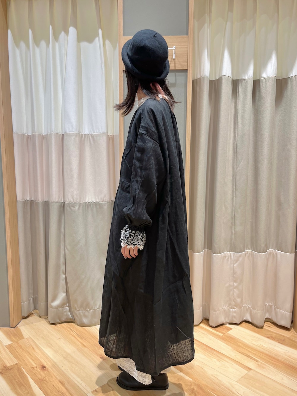 ブラック系のワンピース/ドレス、ホワイト系のシャツ/ブラウス、ホワイト系のその他パンツを着用したレディースの秋コーディネートの4枚目の写真