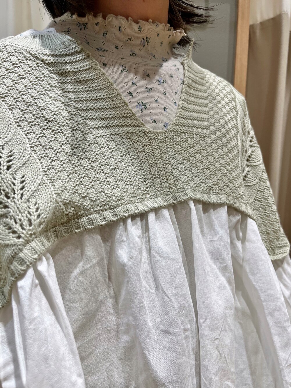 グリーン系のチュニック、ホワイト系のTシャツ/カットソー、グリーン系のその他パンツを着用したレディースの春コーディネートの5枚目の写真