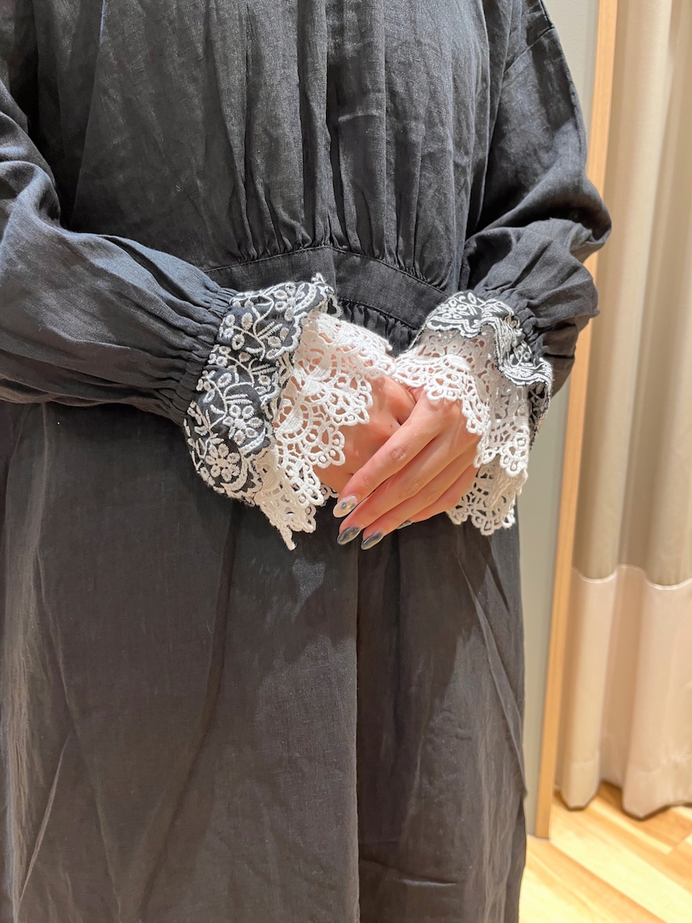 ブラック系のワンピース/ドレス、ホワイト系のシャツ/ブラウス、ホワイト系のその他パンツを着用したレディースの秋コーディネートの5枚目の写真