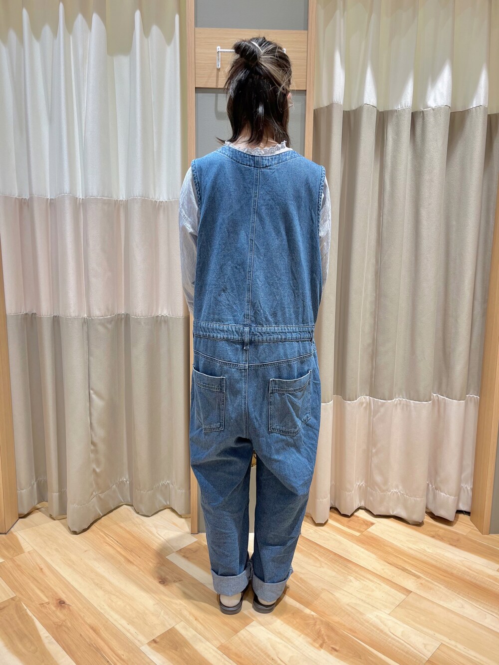 ブルー系のサロペット/オーバーオール、ブルー系のシャツ/ブラウス、ホワイト系のハンドバッグを着用したレディースの春コーディネートの3枚目の写真