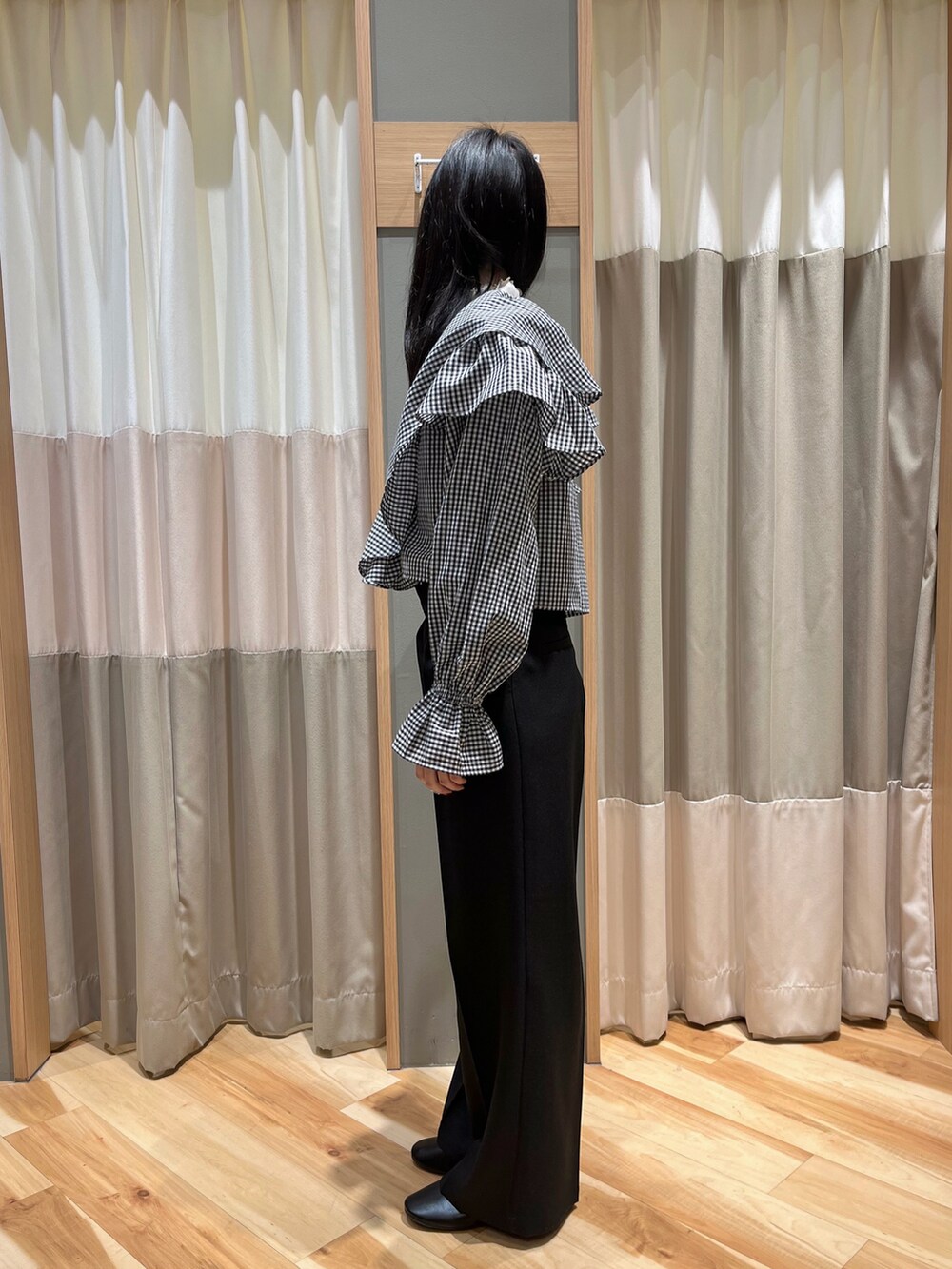 ブラック系のシャツ/ブラウス、ブラック系のスラックス、ブラック系のその他シューズを着用したレディースの冬コーディネートの3枚目の写真