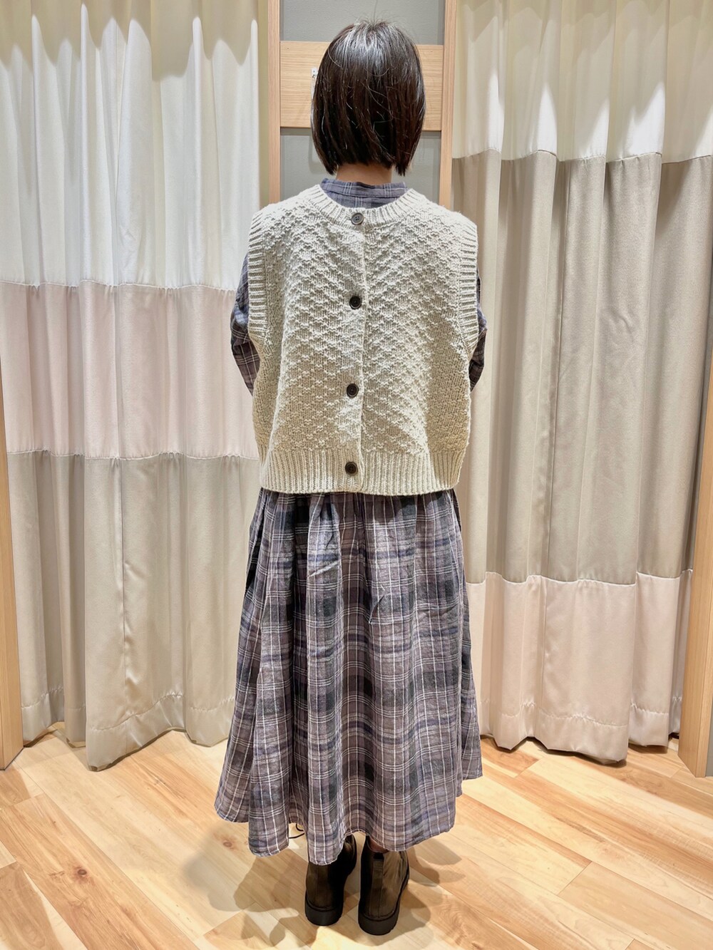 ベージュ系のベスト、ブラック系のスカート、ブラック系のシャツ/ブラウスを着用したレディースの冬コーディネートの4枚目の写真