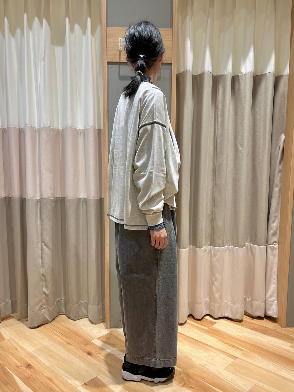 ホワイト系のTシャツ/カットソー、グレー系のデニムパンツ、ブルー系のシャツ/ブラウスを着用したレディースの秋コーディネートの2枚目の写真