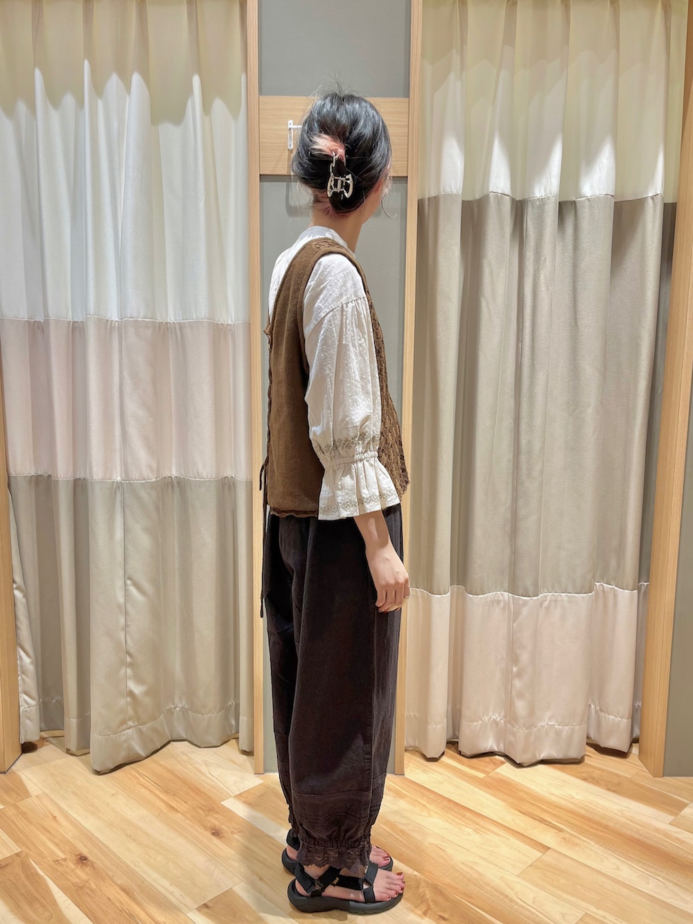 ブラウン系のベスト、ホワイト系のシャツ/ブラウス、ブラック系のその他パンツを着用したレディースの秋コーディネートの2枚目の写真