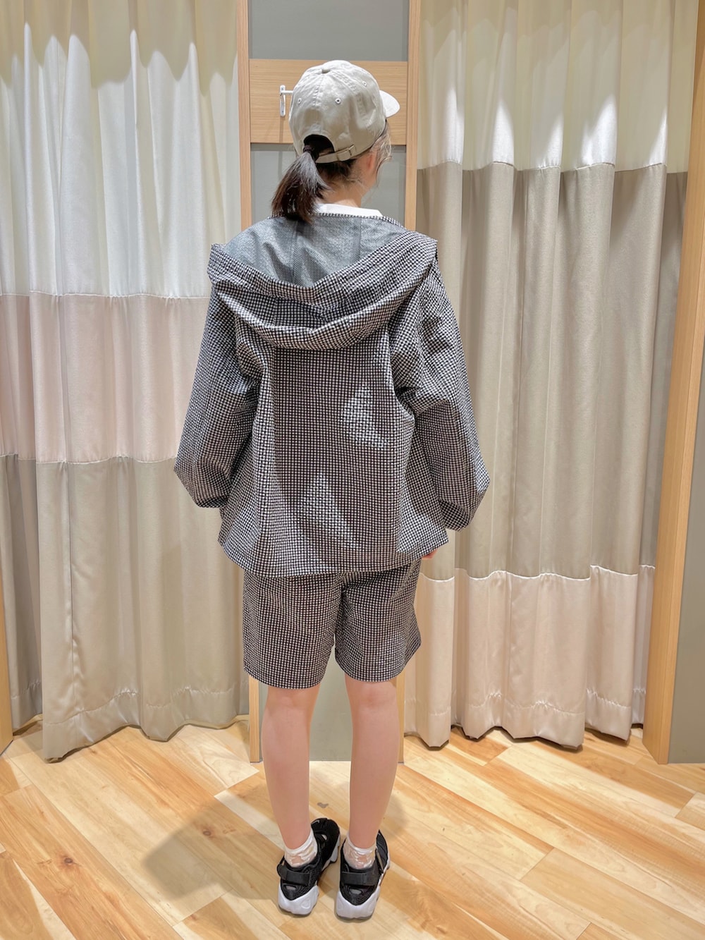 ブラック系のパーカー、ブラック系のその他パンツ、ホワイト系のTシャツ/カットソーを着用したレディースの夏コーディネートの2枚目の写真