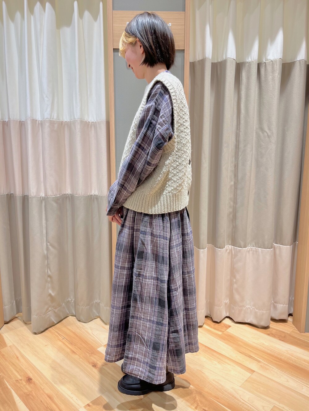 ベージュ系のベスト、ブラック系のスカート、ブラック系のシャツ/ブラウスを着用したレディースの冬コーディネートの3枚目の写真