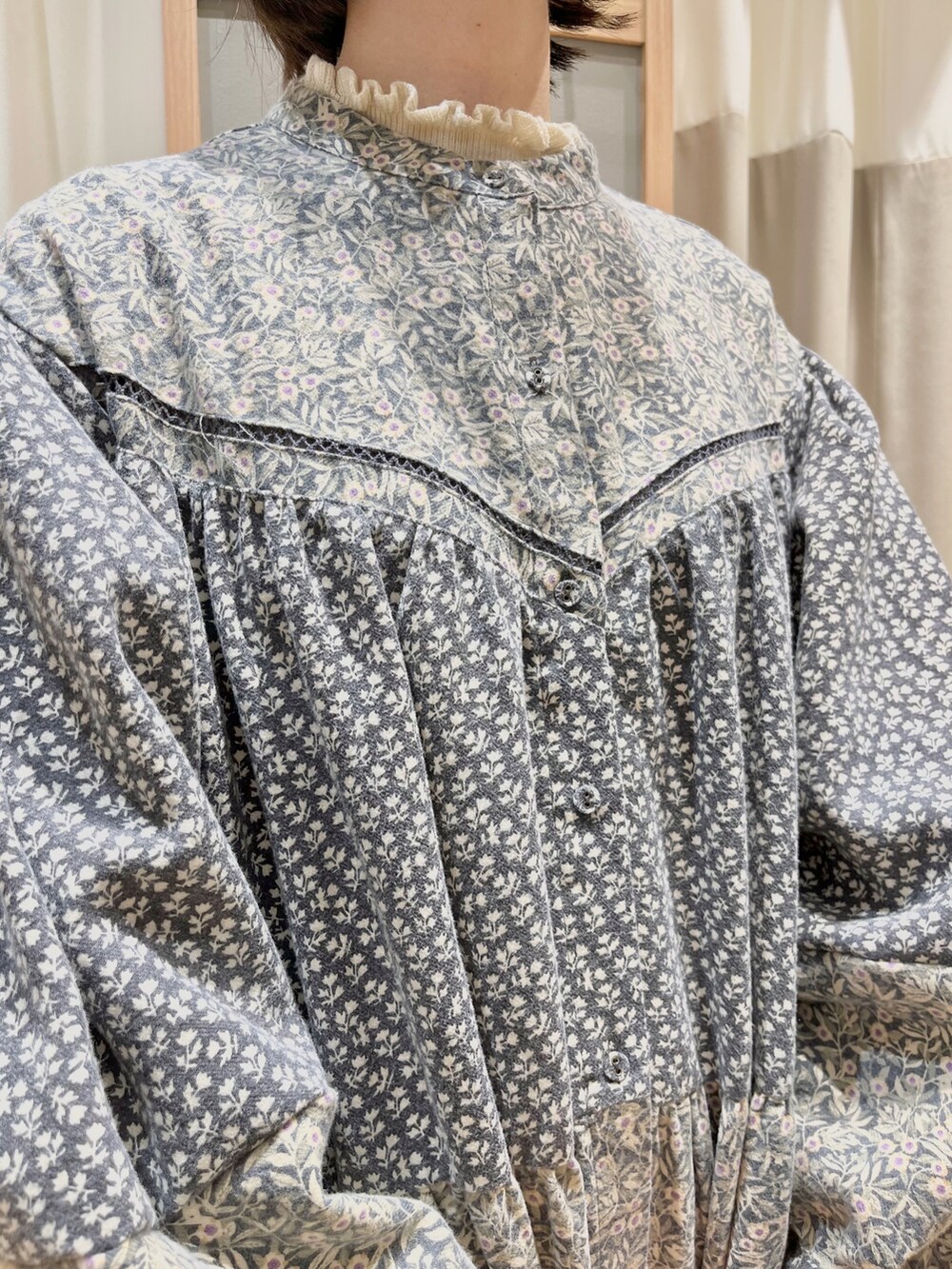 ブラック系のワンピース、ブラック系のその他パンツを着用したレディースの春コーディネートの5枚目の写真