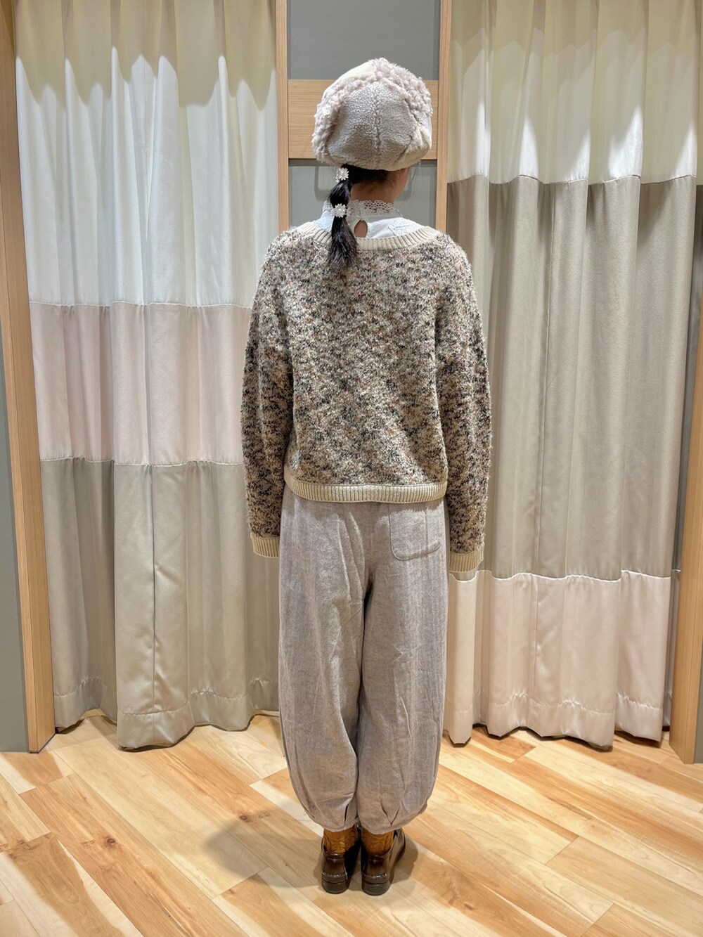 ブラウン系のカーディガン/ボレロ、ホワイト系のTシャツ/カットソー、ベージュ系のその他パンツを着用したレディースの冬コーディネートの3枚目の写真