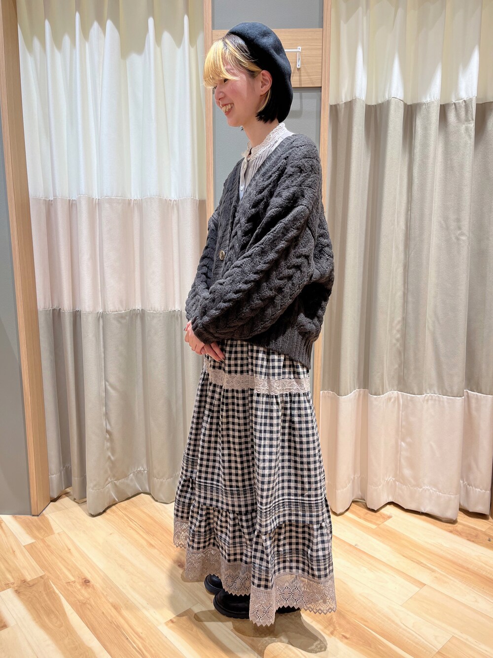 グレー系のカーディガン/ボレロ、グレー系のスカート、ブラック系のその他シューズを着用したレディースの冬コーディネートの3枚目の写真