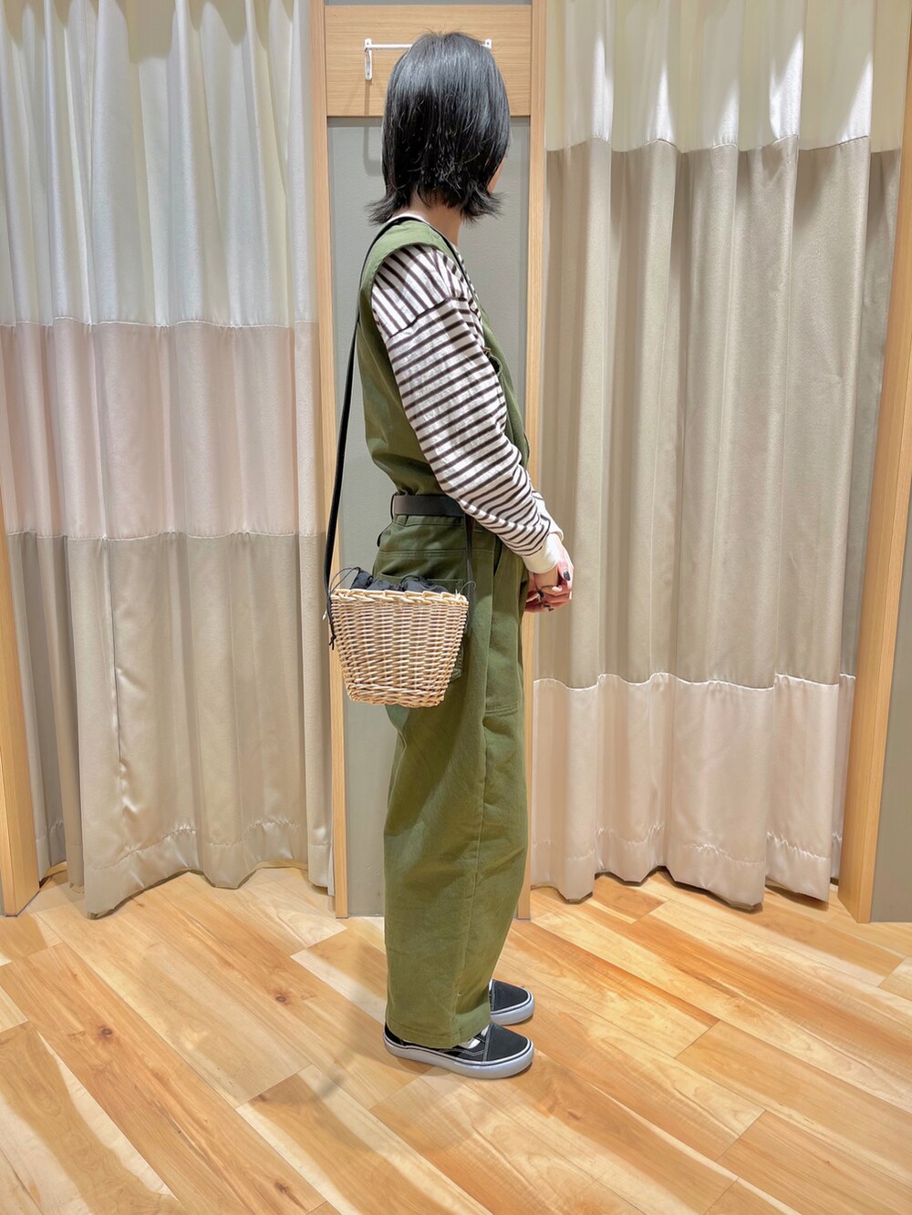 ベージュ系のバッグ、グリーン系のその他パンツ、ホワイト系のTシャツ/カットソーを着用したレディースの春コーディネートの2枚目の写真