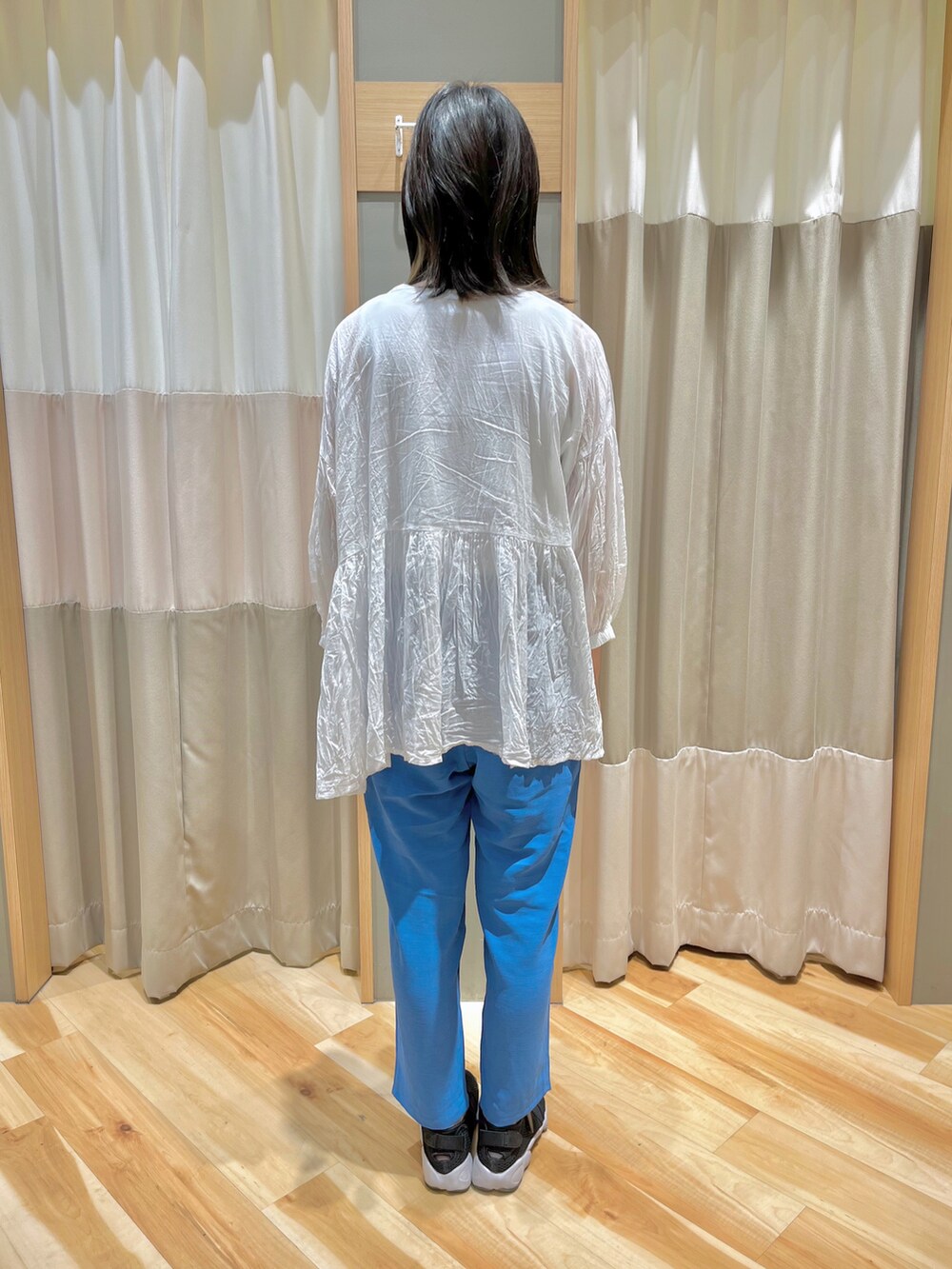 ホワイト系のシャツ/ブラウス、ホワイト系のタンクトップ、ブルー系のその他パンツを着用したレディースの夏コーディネートの3枚目の写真