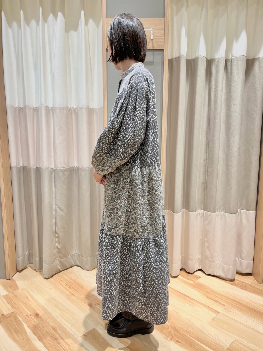 ブラック系のワンピース、ブラック系のその他パンツを着用したレディースの春コーディネートの3枚目の写真