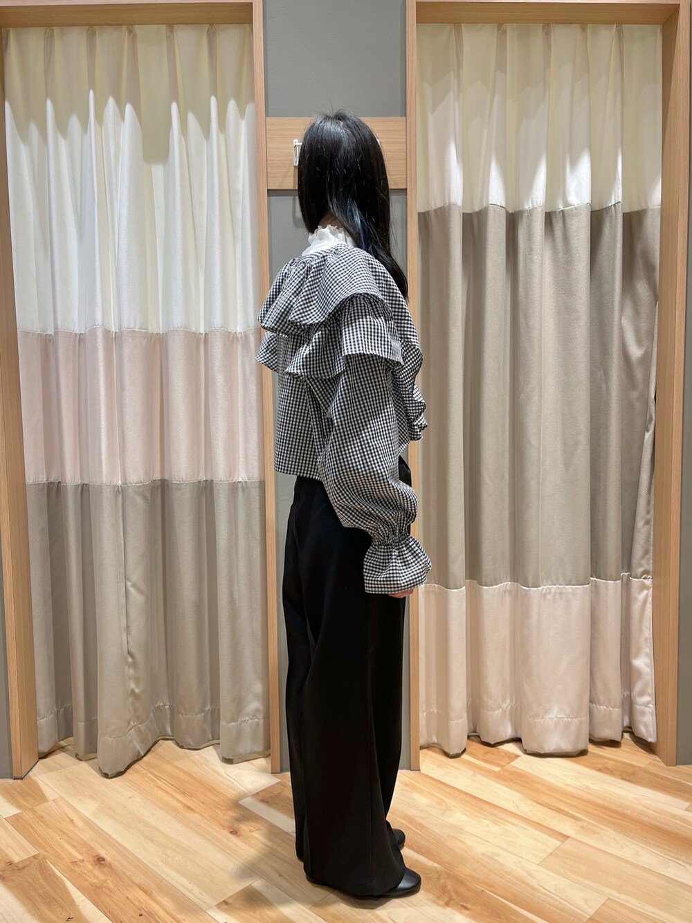 ブラック系のシャツ/ブラウス、ブラック系のスラックス、ブラック系のその他シューズを着用したレディースの冬コーディネートの2枚目の写真