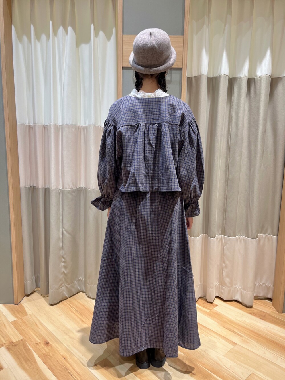 ブルー系のノーカラージャケット、ブルー系のスカート、ホワイト系のシャツ/ブラウスを着用したレディースの冬コーディネートの3枚目の写真