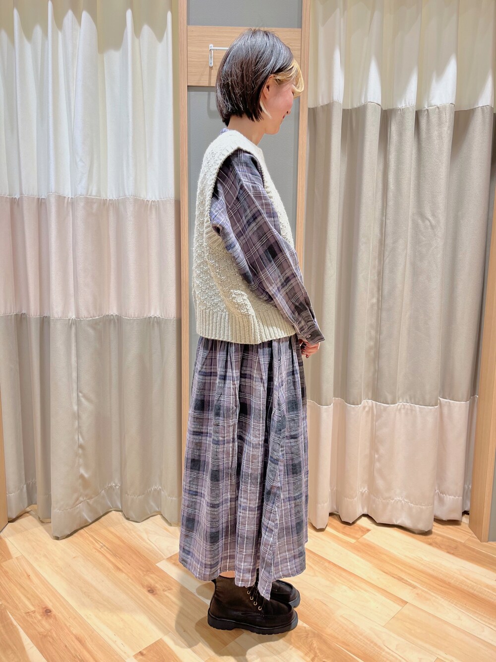 ベージュ系のベスト、ブラック系のスカート、ブラック系のシャツ/ブラウスを着用したレディースの冬コーディネートの2枚目の写真