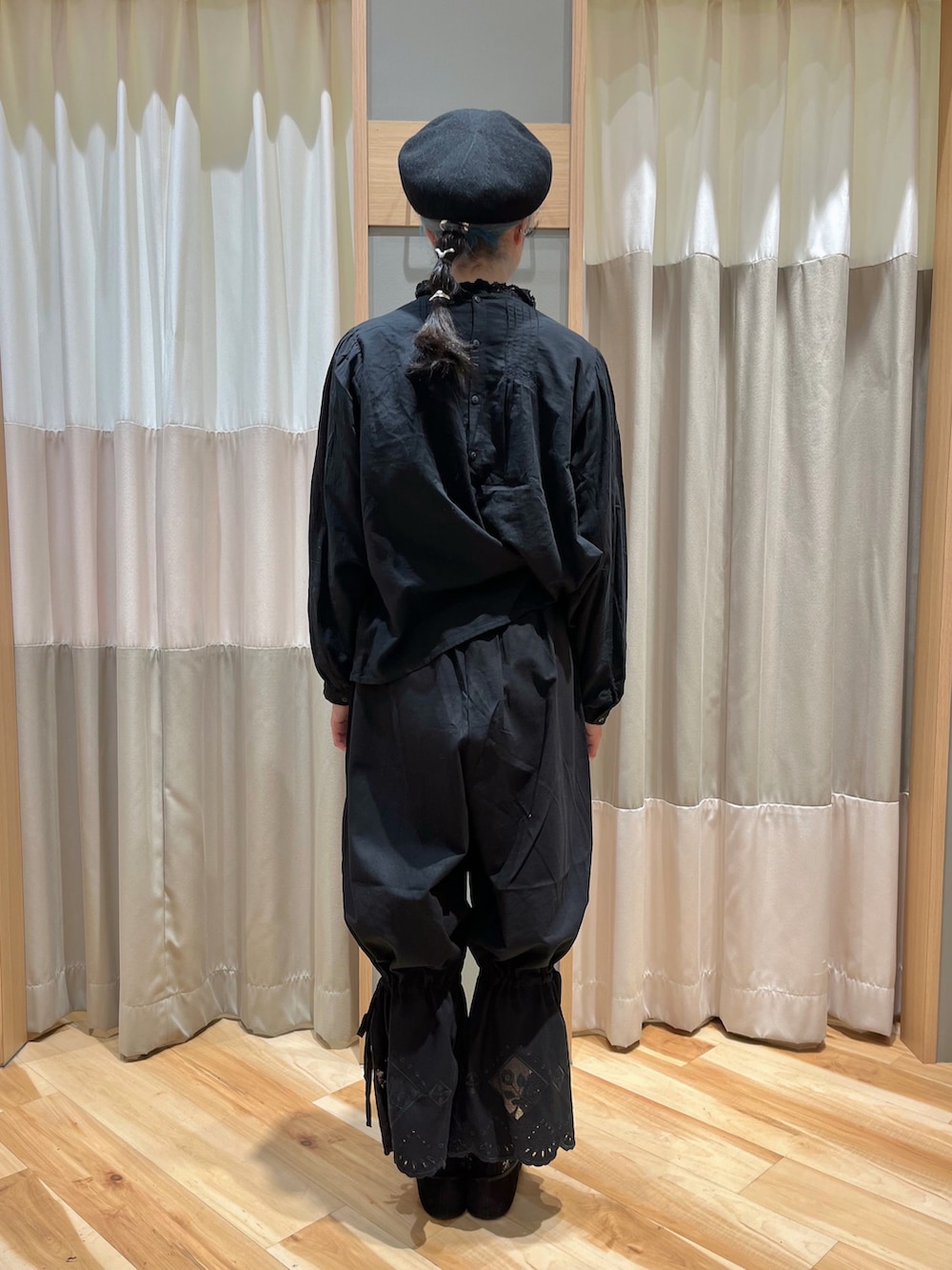 ブラック系のシャツ/ブラウス、ブラック系のその他パンツを着用したレディースの冬コーディネートの3枚目の写真