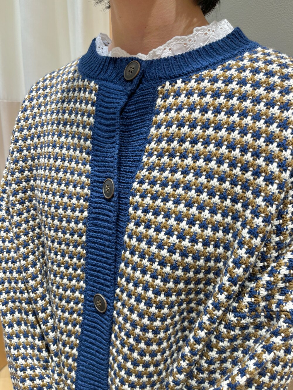 ブルー系のカーディガン/ボレロを着用したレディースの春コーディネートの4枚目の写真