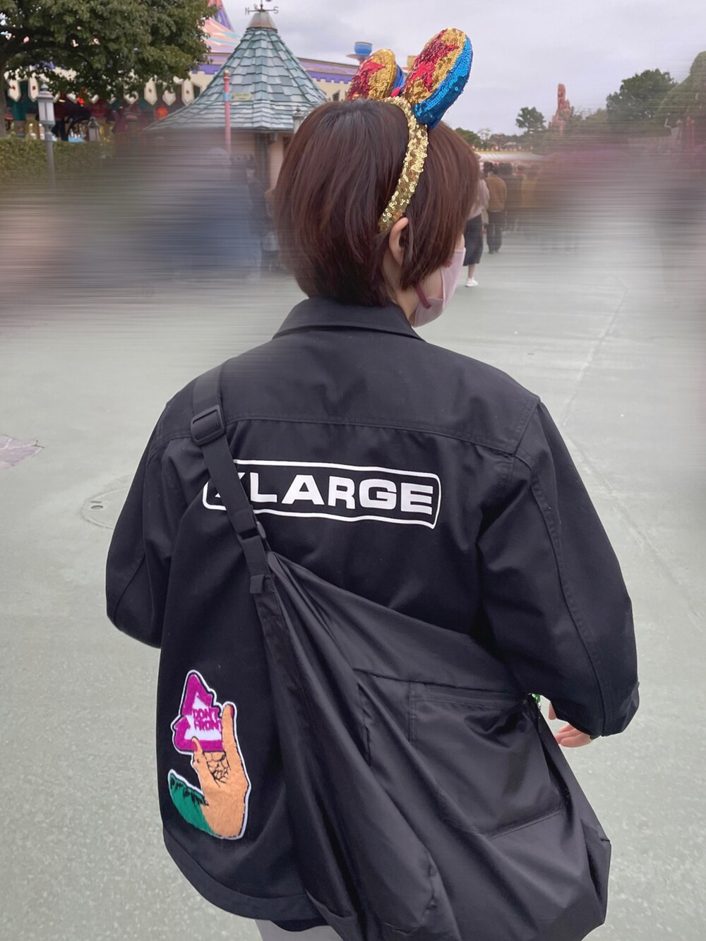 ブラック系のブルゾンを着用したレディースの春コーディネートの2枚目の写真