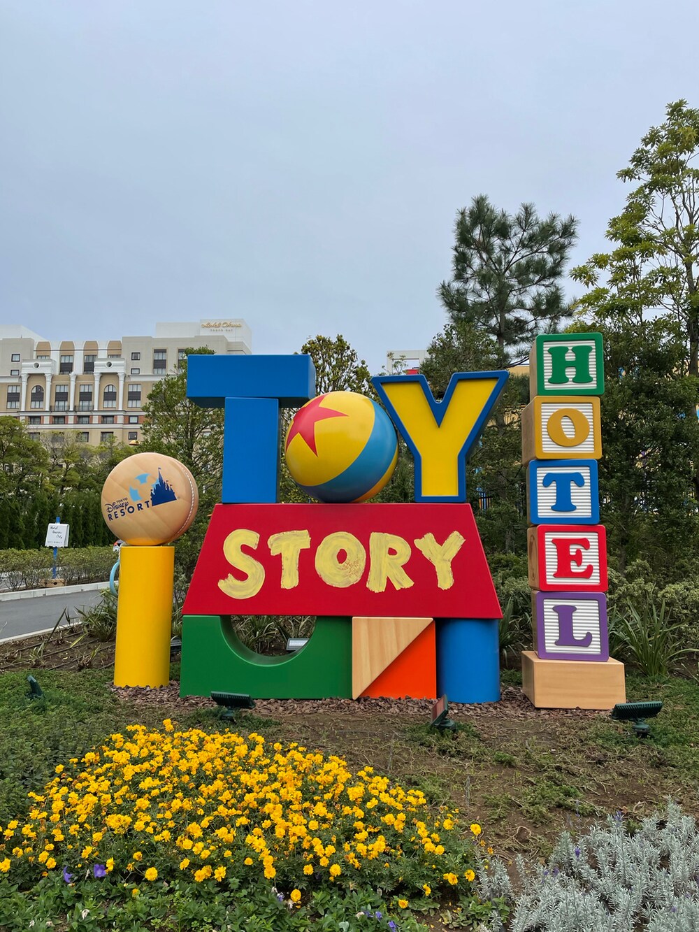 ブラック系のTシャツ/カットソー、ブラック系のスニーカーを着用したレディースの秋コーディネートの2枚目の写真