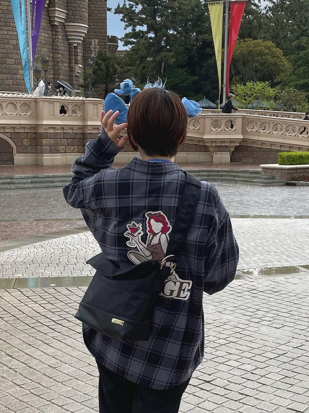 ホワイト系のTシャツ/カットソー、ブラック系のシャツ/ブラウス、ブラック系のスニーカーを着用したレディースの春コーディネートの2枚目の写真