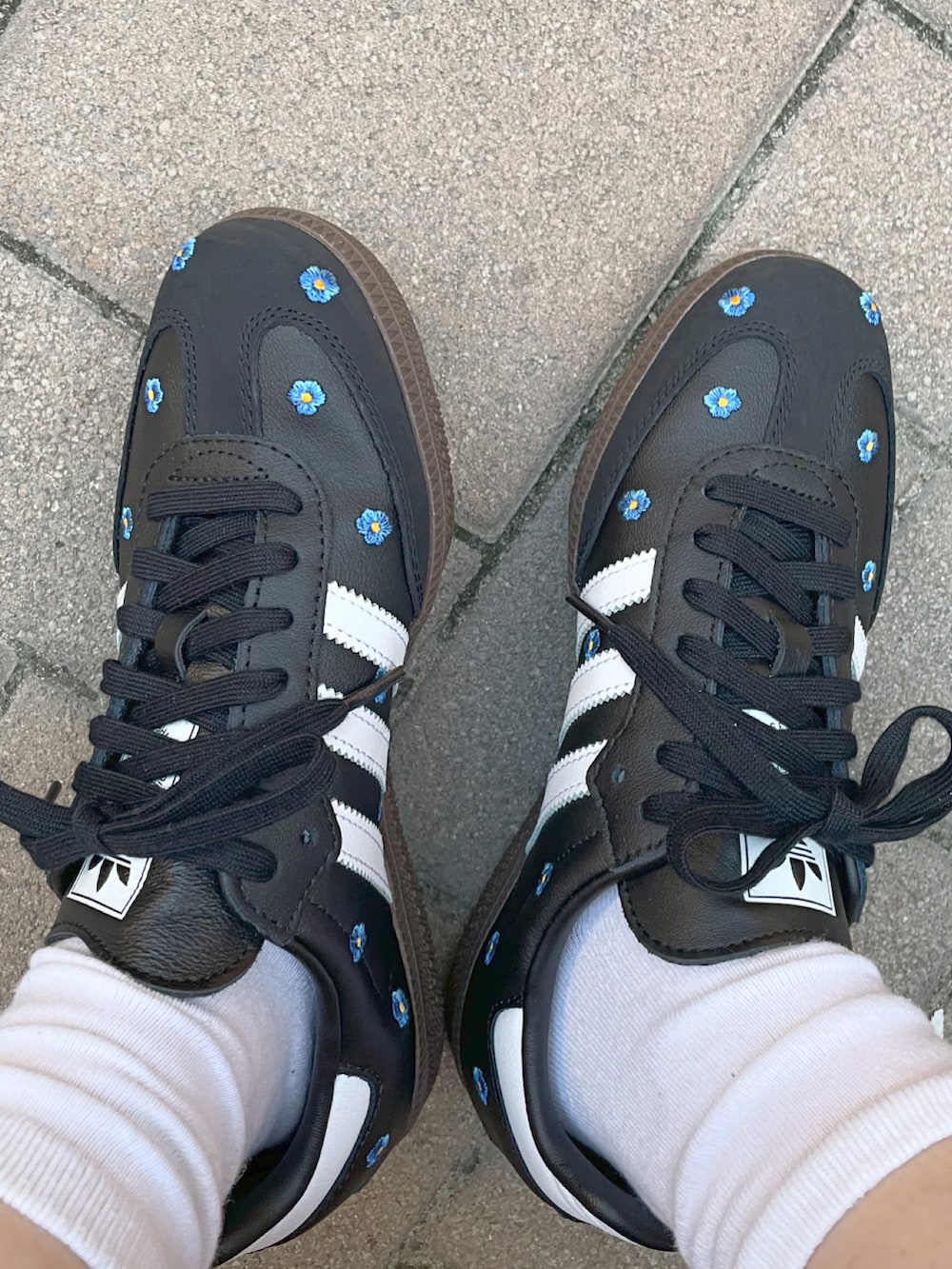 ホワイト系のTシャツ/カットソー、ブラック系のスニーカーを着用したレディースの秋コーディネートの2枚目の写真